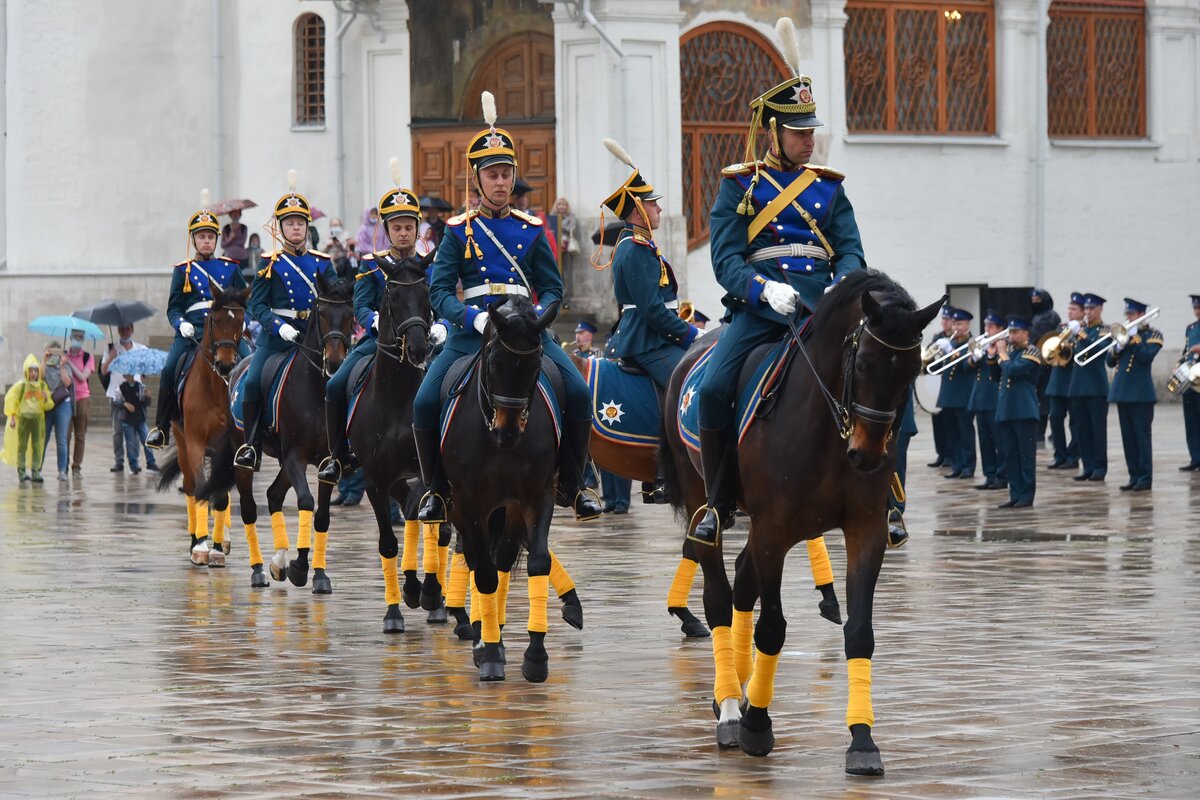 Смена караула на красной расписание. Развод караула на красной площади. Развод караула Ватикана. Развод караула в манеже. Развод караула в Швейцарии.