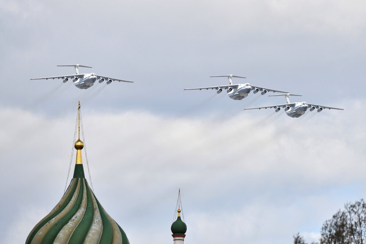 Воздушная репетиция 2024. Репетиция авиационной части парада Победы в Москве. Вертолеты над красной площадью. Репетиция воздушной части парада Победы 2024.