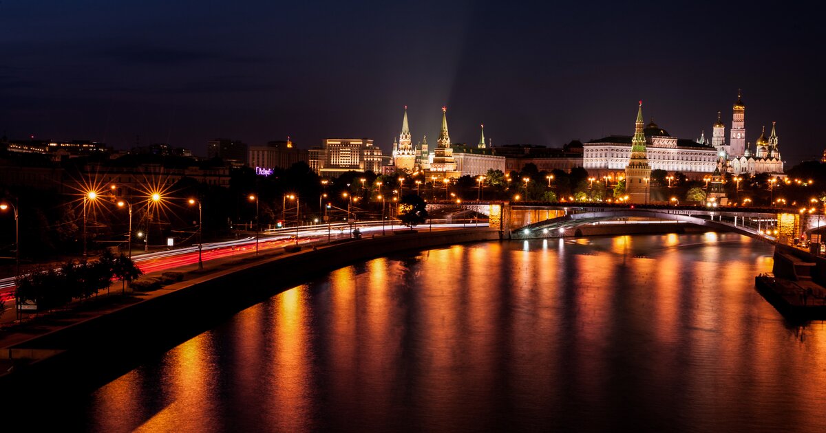 Город вечером большой каменный мост. Красивые места в Москве подсвеченные красным цветом. Большая каменный мост смотровая. Большой каменный мост вечером фото.