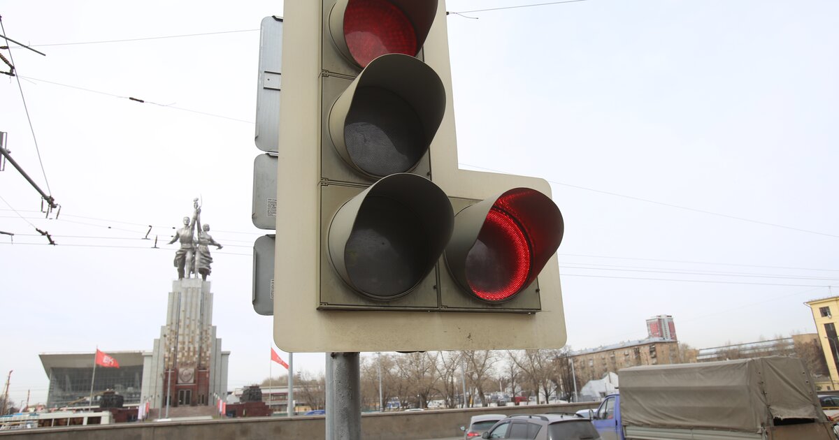 Светофор московский проспект. Старый светофор. Старый светофор в Москве. Светофор старого образца. Светофор Московский транспорт.