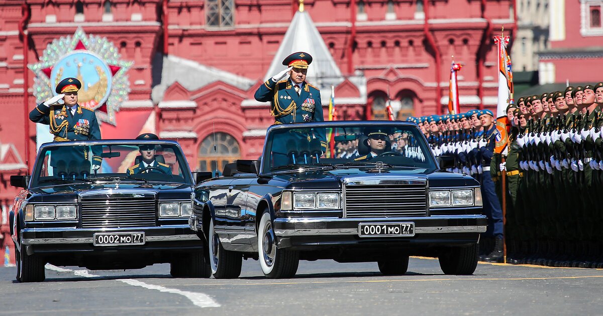 Москва 24 парад победы. Парад надувных избушек на красной площади. Парад на красной площади кто в машине. Человек руководящий парадом. На какой машине Минобороны на 9 мая на красной площади.