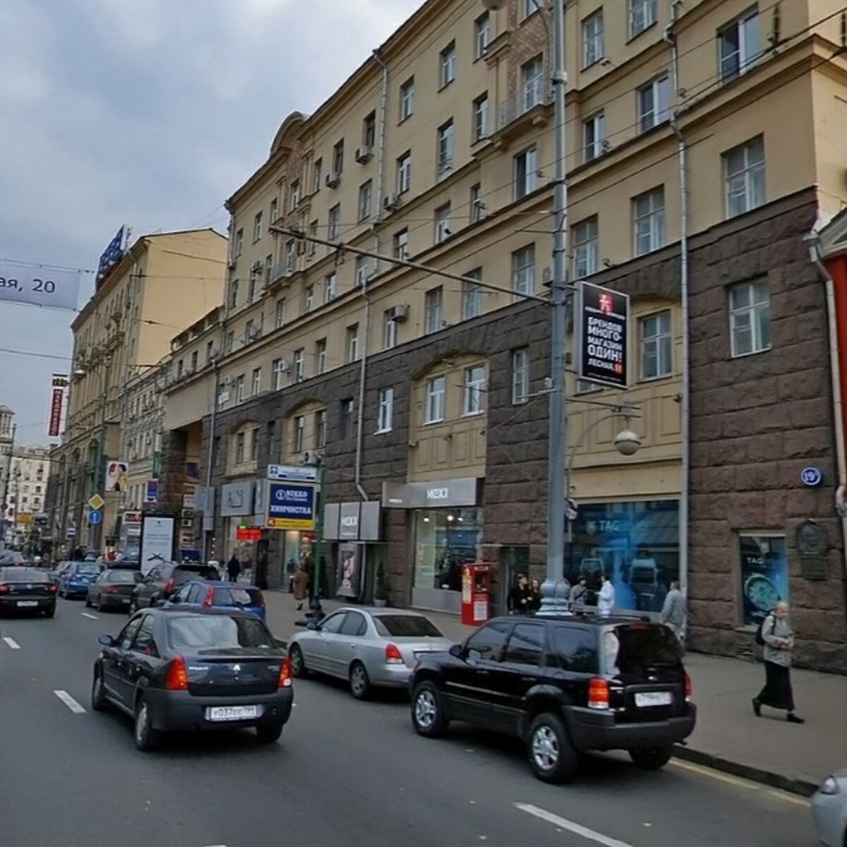 Промышленный альпинист сорвался с дома возле метро 