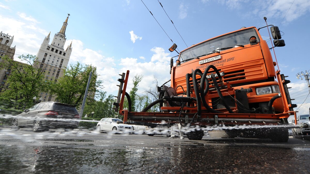 Пять тысяч машин поливают столичные дороги в жару – Москва 24, 22.06.2016