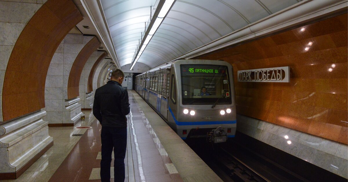 Метро синяя. Метро парк Победы Арбатско-Покровская линия. Станция метро парк Победы Арбатско-Покровская линия. Станция метро парк Победы Арбатско Покровской линии. Арбатско-Покровская линия метро поезда.