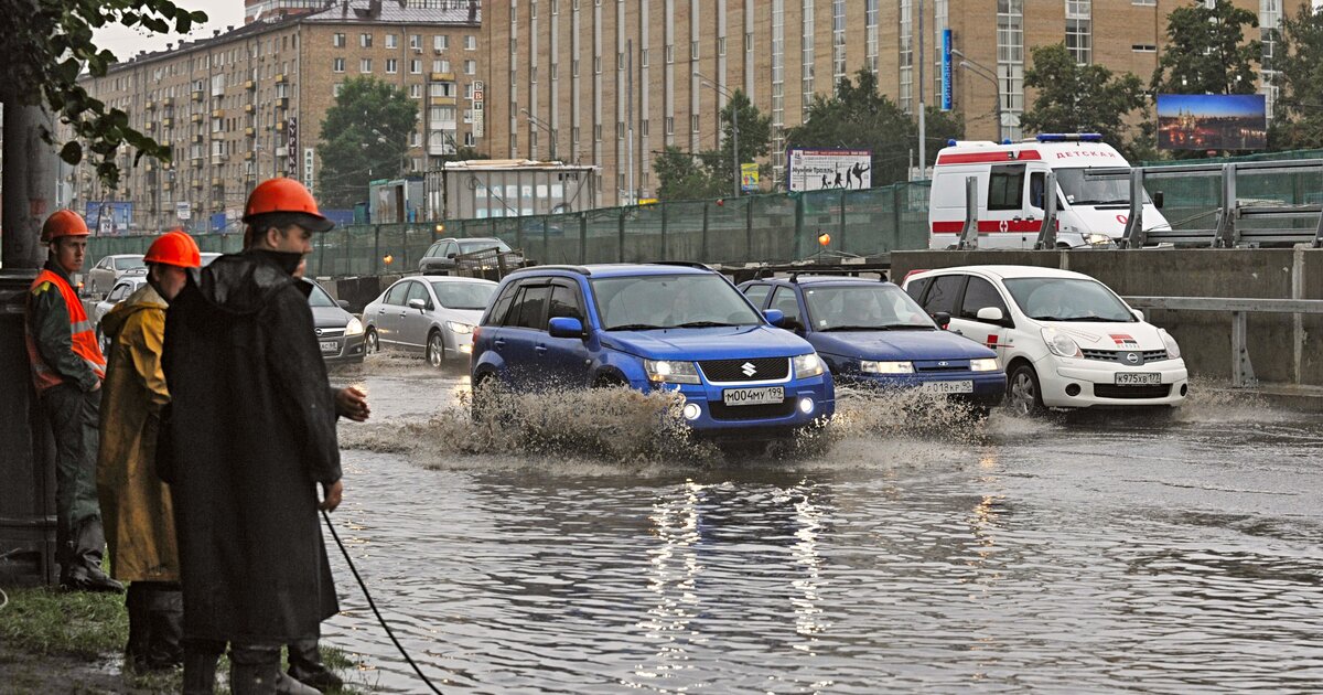 Вода на улице. Тропический ливень в Москве. Пергаменщик Игорь. Ливень перевод.