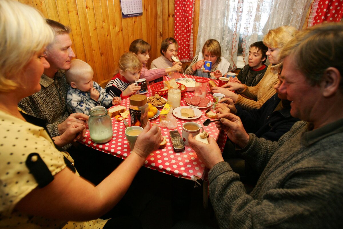 Дальние близкие: нужно ли помогать всем родственникам в беде – Москва 24,  22.07.2016