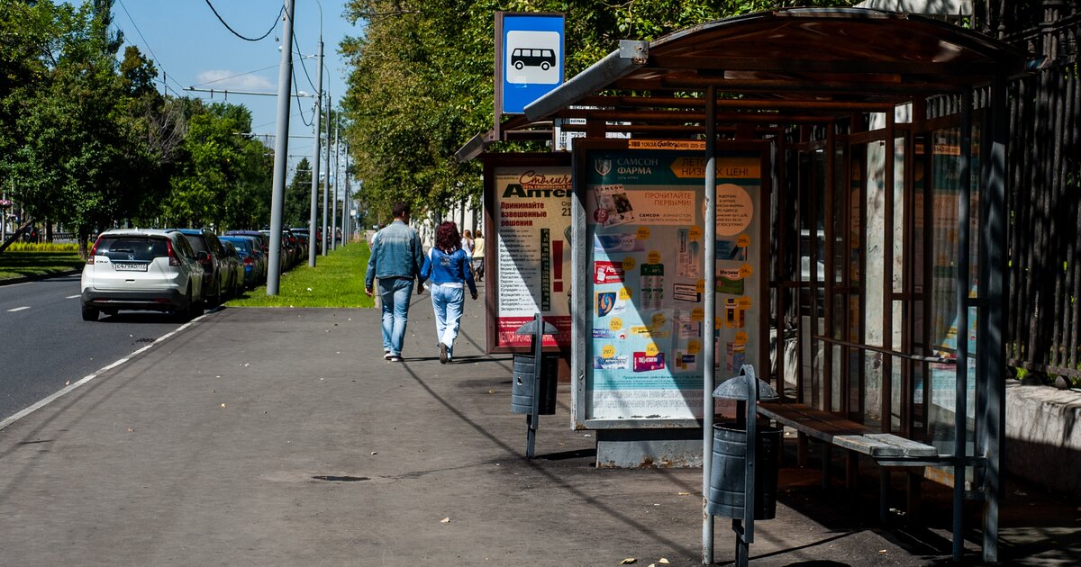 Автобус на остановке фото