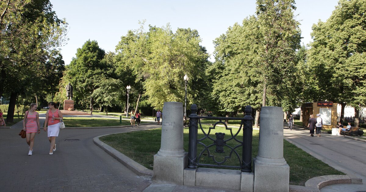 Страстной бульвар москва. Страстной бульвар Москва достопримечательности. Страстной бульвар фото. Страстной бульвар в Москве где находится. Страстной бульвар решетка.