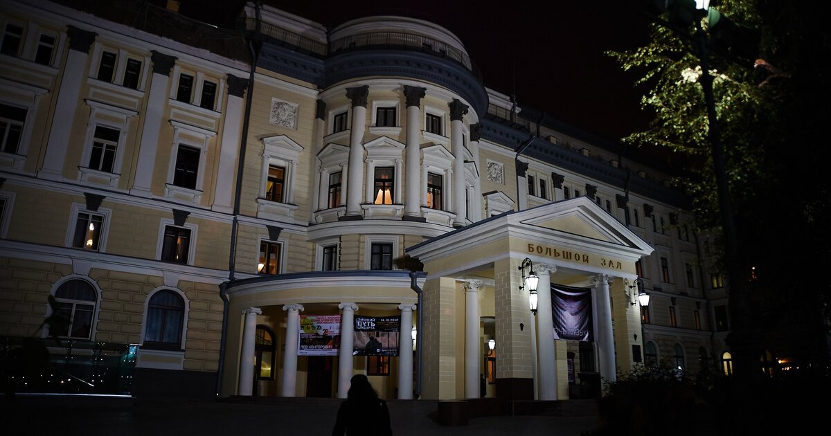 Здание московской консерватории. Московская консерватория фасад. Московская консерватория снаружи. Московская консерватория здание фасад. Консерватория Чайковского снаружи.