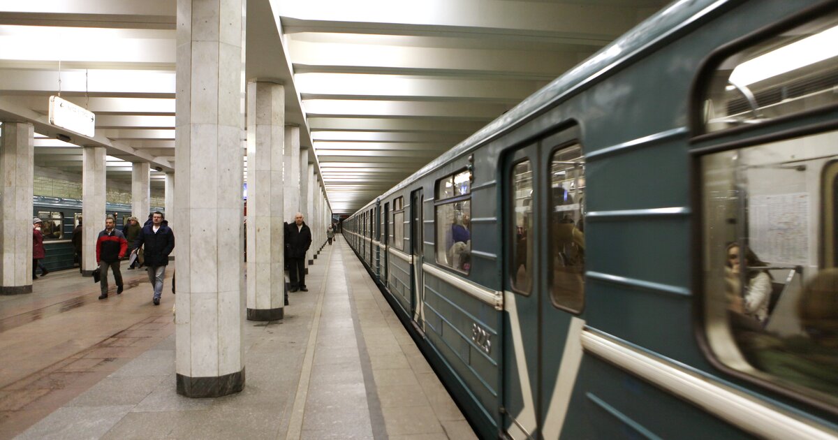 Новые поезда на замоскворецкой линии. Станция Коломенская Московского метро. Замоскворецкая линия метро. Станция метро Коломенская. Замоскворецкая линия станция метро Коломенская.