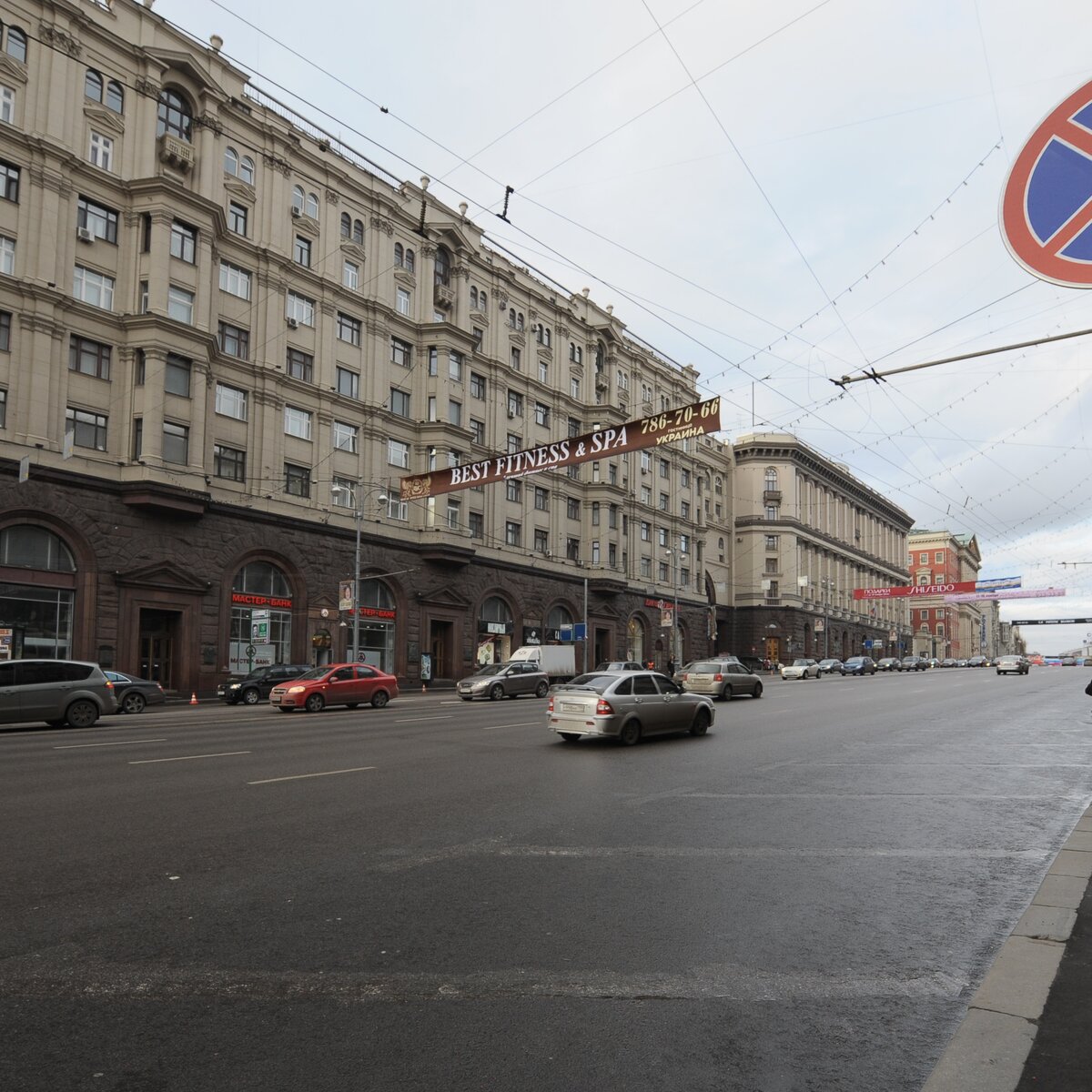 С 1 ноября на 14 улицах разрешат парковаться ночью под запрещающими знаками  – Москва 24, 13.10.2015