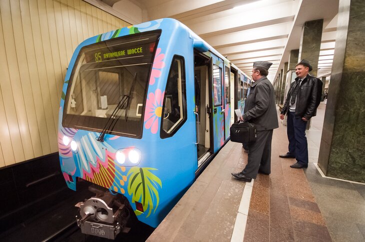 Более 70 тыс бумажных моделей поездов подарили пассажирам метро Москвы