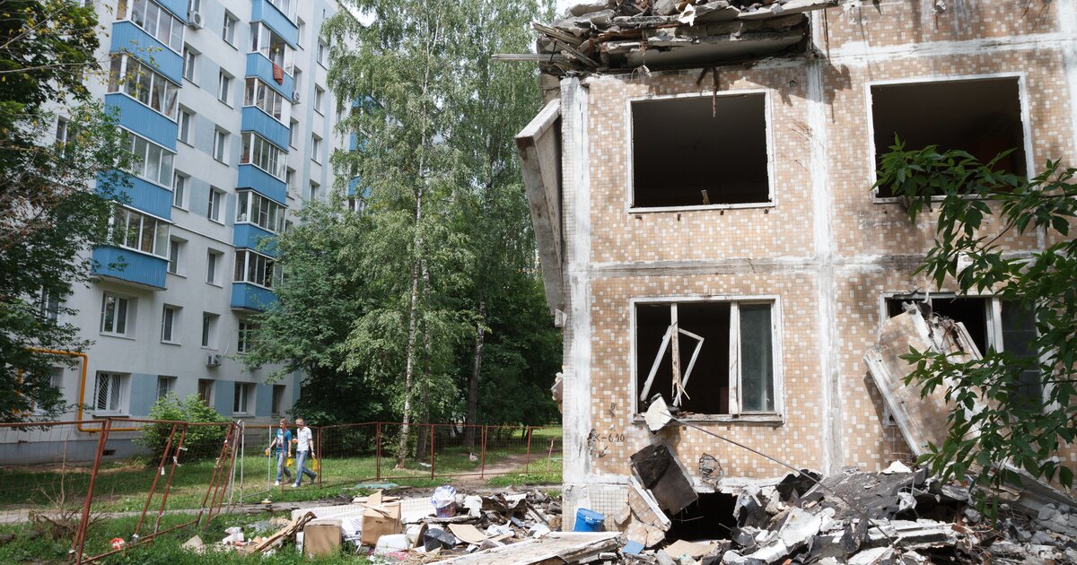 Снос жилых помещений. Снимки сноса домов в Полярном. Снос домов. Снос Черемушки. Серия 168 дом.