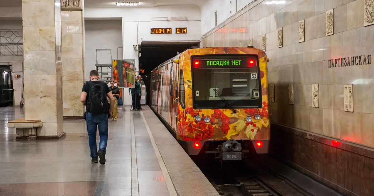 Кассы метро. Поезд метро с искусством по пути. Посадки нет метро на поезде. Русское метро. Поезд РГО метро.