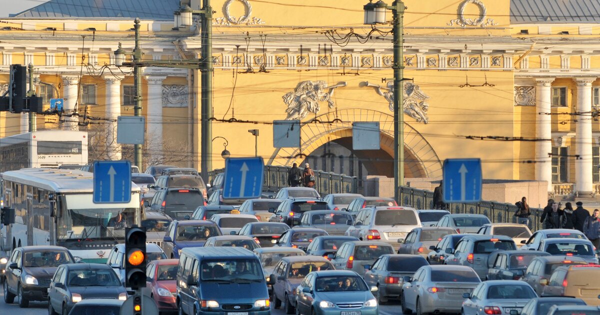 Машины в санкт петербурге фото. Санкт-Петербург машины. Автомобильный транспорт Санкт-Петербурга. Движение в Питере на машине. Поток машин в Питере.