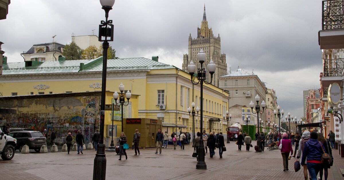 Пешеходная улица в центре москвы. Пешеходная улица в Москве Арбат. Пешая зона Ярославль Арбат. Пешеходная зона Арбат в Москве. Пешеходные зоны в центре Москвы.