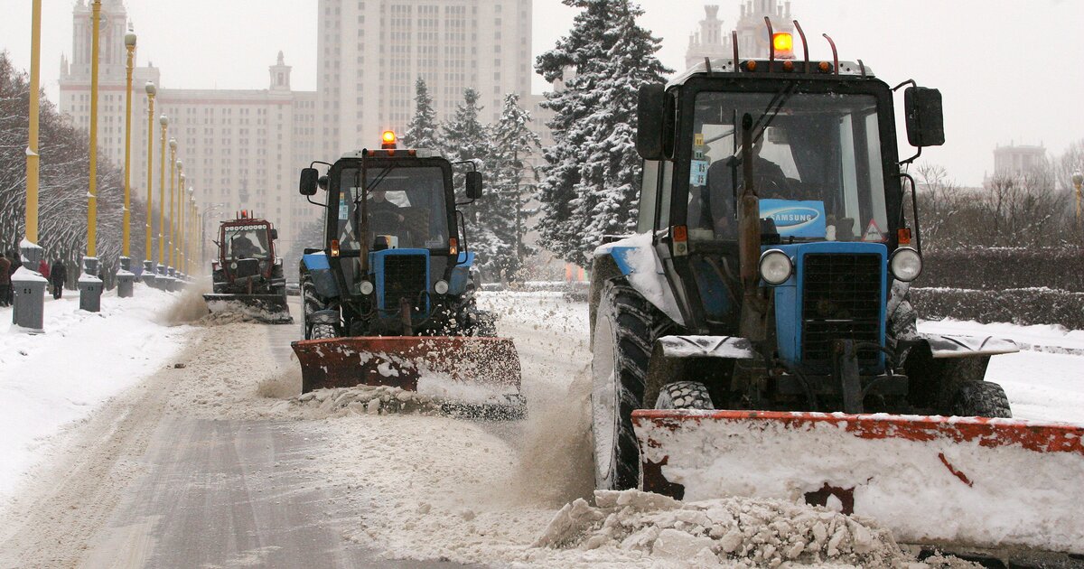 Очистка снега трактором. Трактор МТЗ 82 убирает снег. Трактор МТЗ-80 со щеткой для уборки территорий. Зимняя уборочная техника. Трактор МТЗ уборка снега.