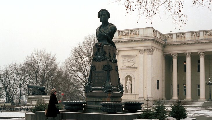 Честь пушкина. Па́мятник а. с. Пу́шкину в Оде́ссе. Какие памятники посвящены Антонию Погорельскому.