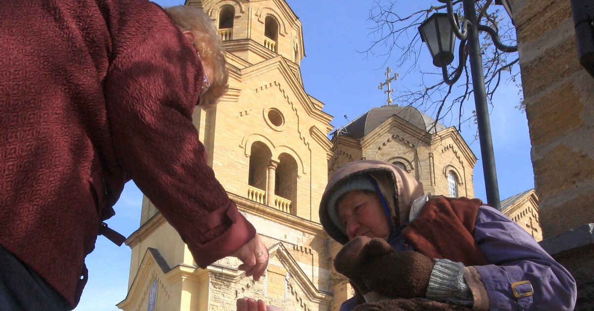 Народ около церкви