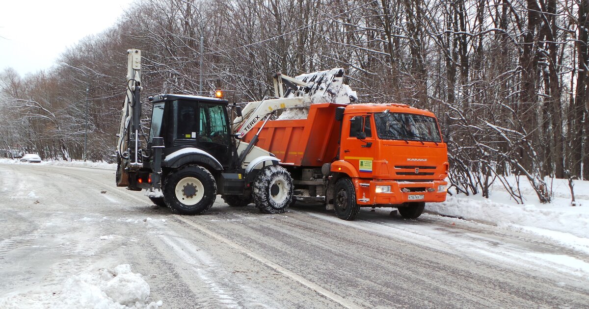 Погрузка снега в КАМАЗ