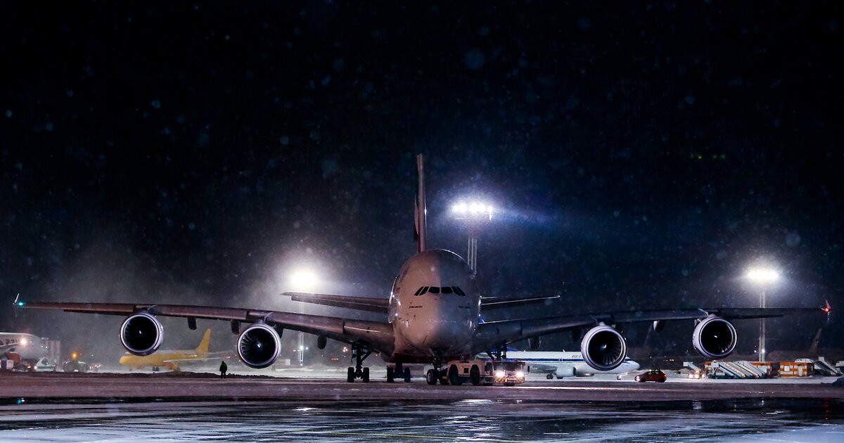 Moscow plane. Аэрофлот самолет Взлетная полоса. Взлетная полоса Шереметьево ночью. Самолет Аэрофлот Москва Домодедово. Аэропорт Шереметьево Полуночный взлет самолета.