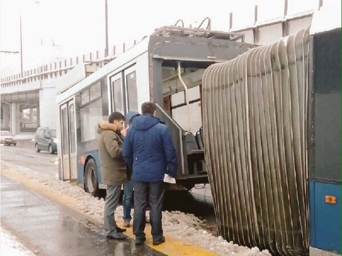 На Мичуринском проспекте разломился пополам троллейбус – Москва 24,  28.01.2016