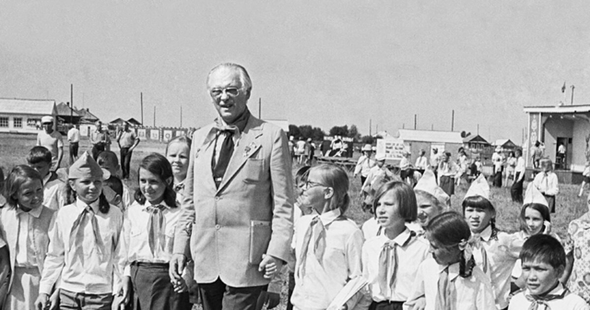 Фотографии 1975. Валя котик Пионерский лагерь. Сергей Михалков фото для детей. Михалков Сергей с читателями. СССР 1975 год.