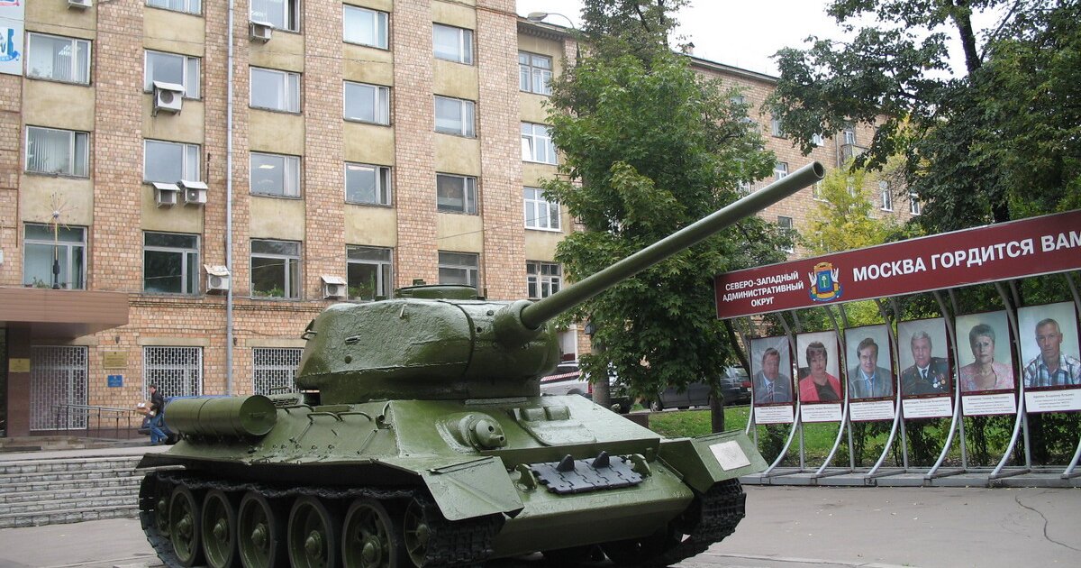 Где находятся танки в москве. Памятник танк т-34 Москва. Танк т34 Москва. Памятник танку т-34 в Москве. Тушино танк памятник.