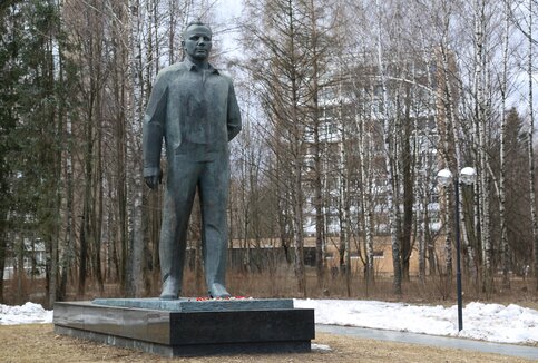 Прозвище гагарина в звездном городке. Памятник Юрию Гагарину (Звёздный городок). Памятник Гагарину в Звездном Городке. Памятник Гагарину в Звездном Городке с ромашкой. Памятник Юрию Гагарину в Звездном.