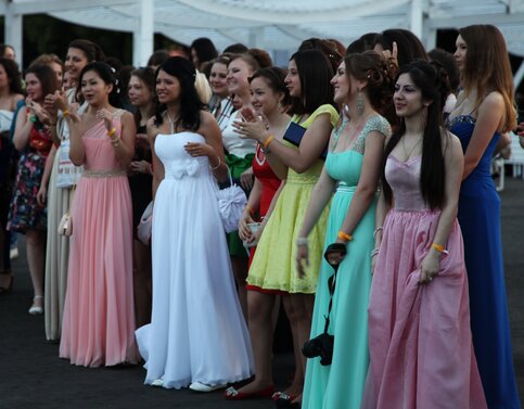 Женские белые платья на выпускной