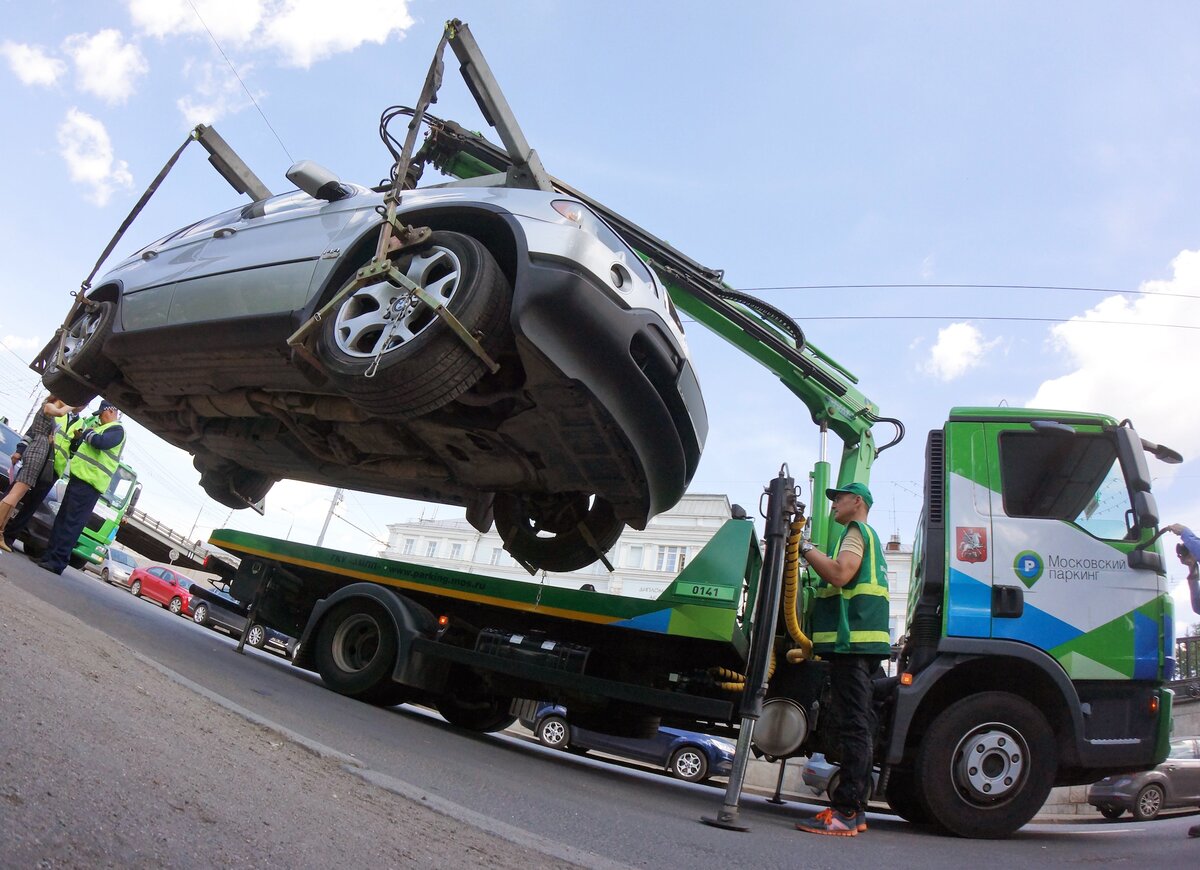 Автомобиль со спящим человеком не эвакуировали – АМПП – Москва 24,  02.07.2015