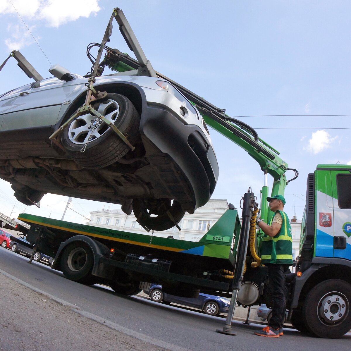 Автомобиль со спящим человеком не эвакуировали – АМПП – Москва 24,  02.07.2015