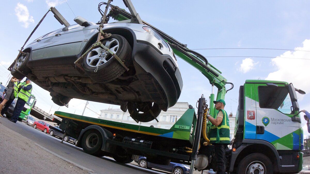 Автомобиль со спящим человеком не эвакуировали – АМПП – Москва 24,  02.07.2015