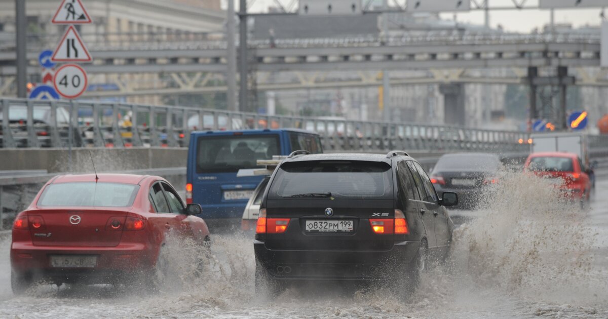 Молнет. Парковка дождь. Трасса Москва в дождь. Фото на машине сейчас Москва дождь. Фото просыхающей Москвы.