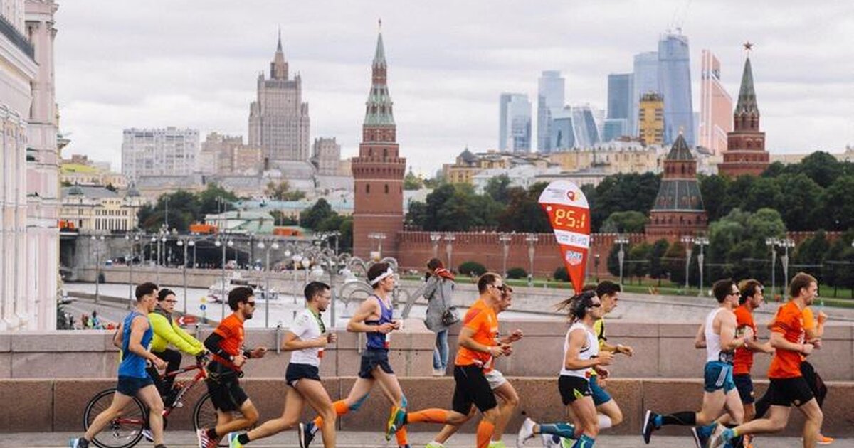 Бег москва. Московский полумарафон Кремль. Люди бегут марафон. Бег забег в Москве.