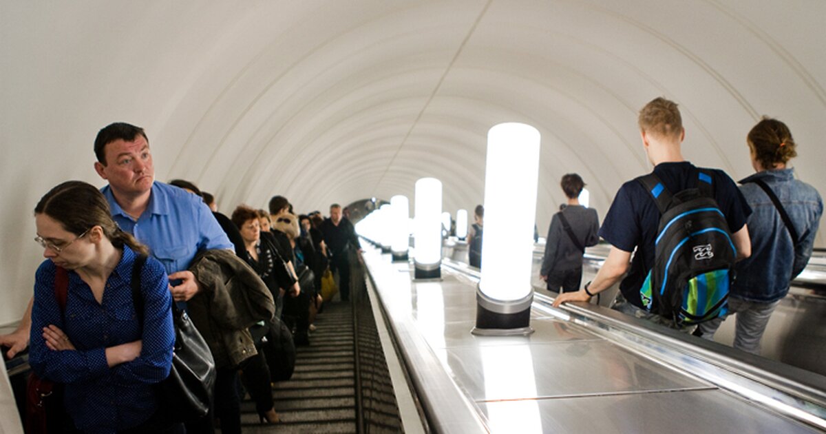 Метро москвы дети. Метро чистые пруды эскалатор. Чистые пруды (станция метро)эскалатор. Люди на эскалаторе в Московском метро. Пассажиры эскалатор Московского метро.