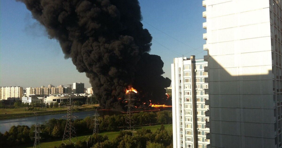 Пожар в москве сейчас час назад. Москва река горит в Марьино 2020 пожар. Пожар на Москва реке в Братеево. Пожар в Москве, в Марьино. Пожар в районе Марьино сейчас.