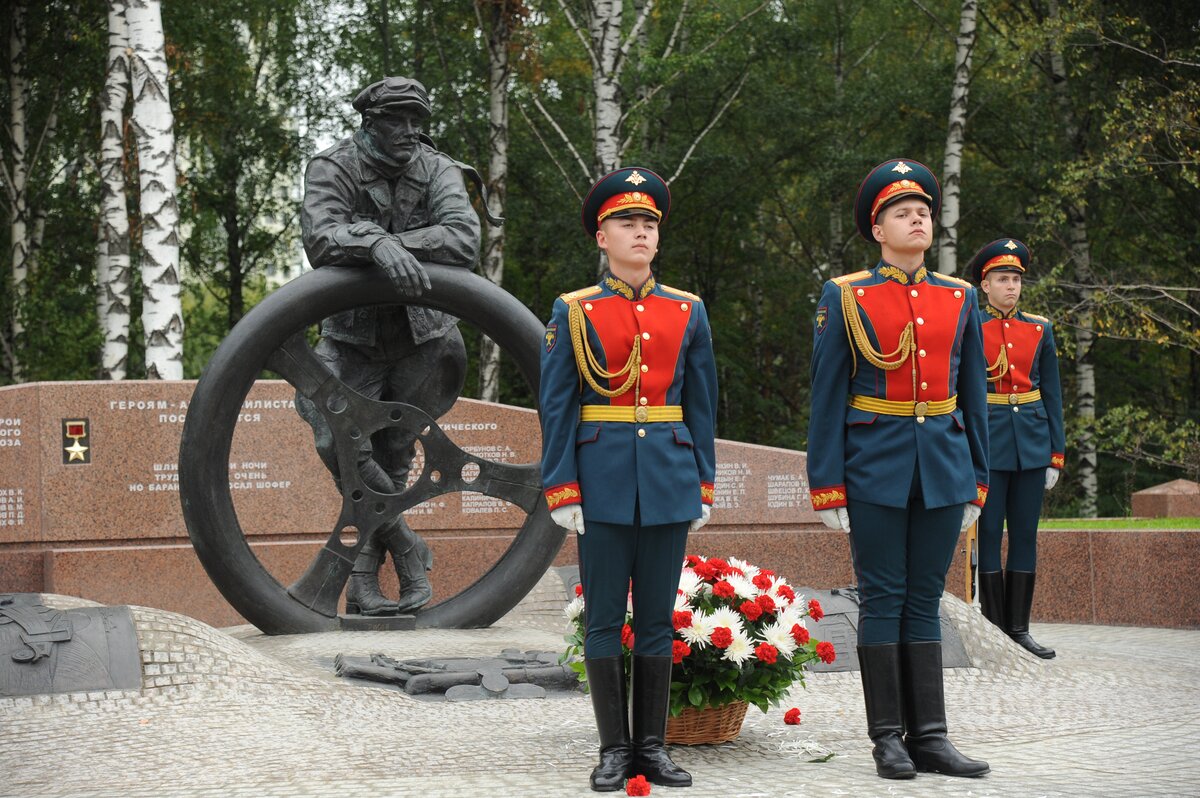 Памятник героям-автомобилистам открыт у метро 