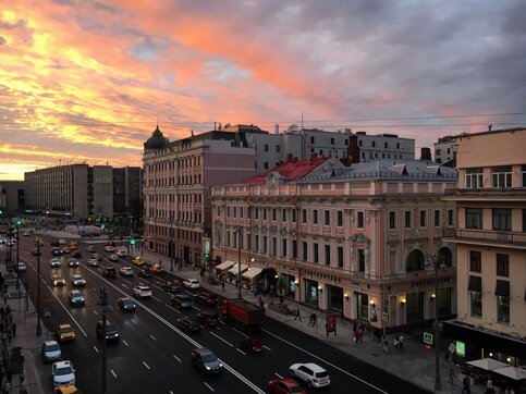 В москве когда даже огни фонарей тускло вязли в густой тьме мокрых улиц