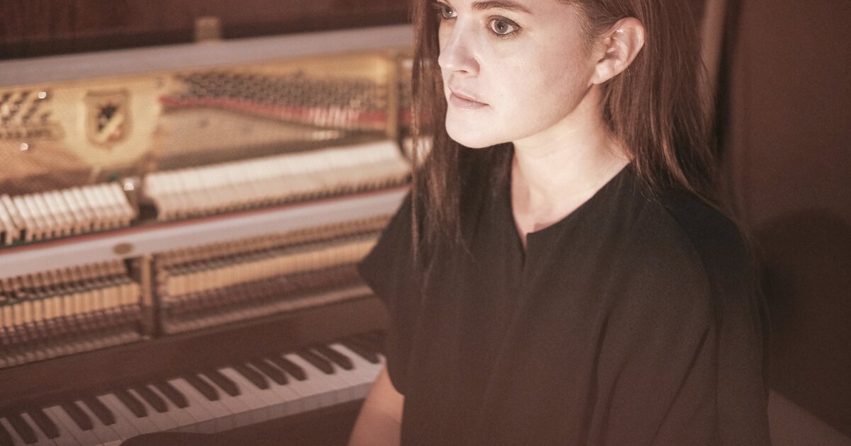 Где она музыка. Julianna Barwick. Julianna Barwick группа. Nebula Julianna Barwick. Envelop Джулианна Барвик.