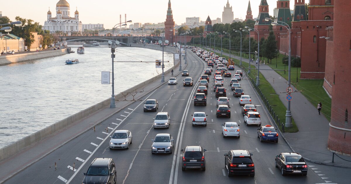 Московские движения. Москва в движении. Дорожное движение Москва. По дороге в Москву. Набережная Москвы дорога.