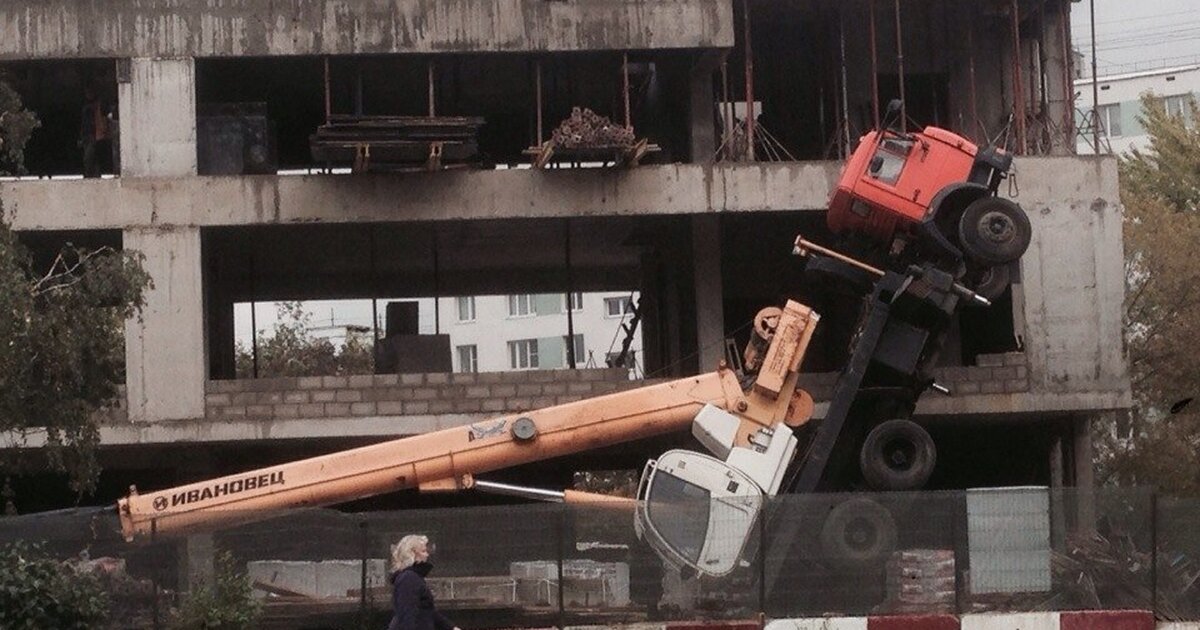 Кран поднимает 3 крана. Падение автокранов. Автокран падает. Падение груза с крана. Кран поднимает машину.