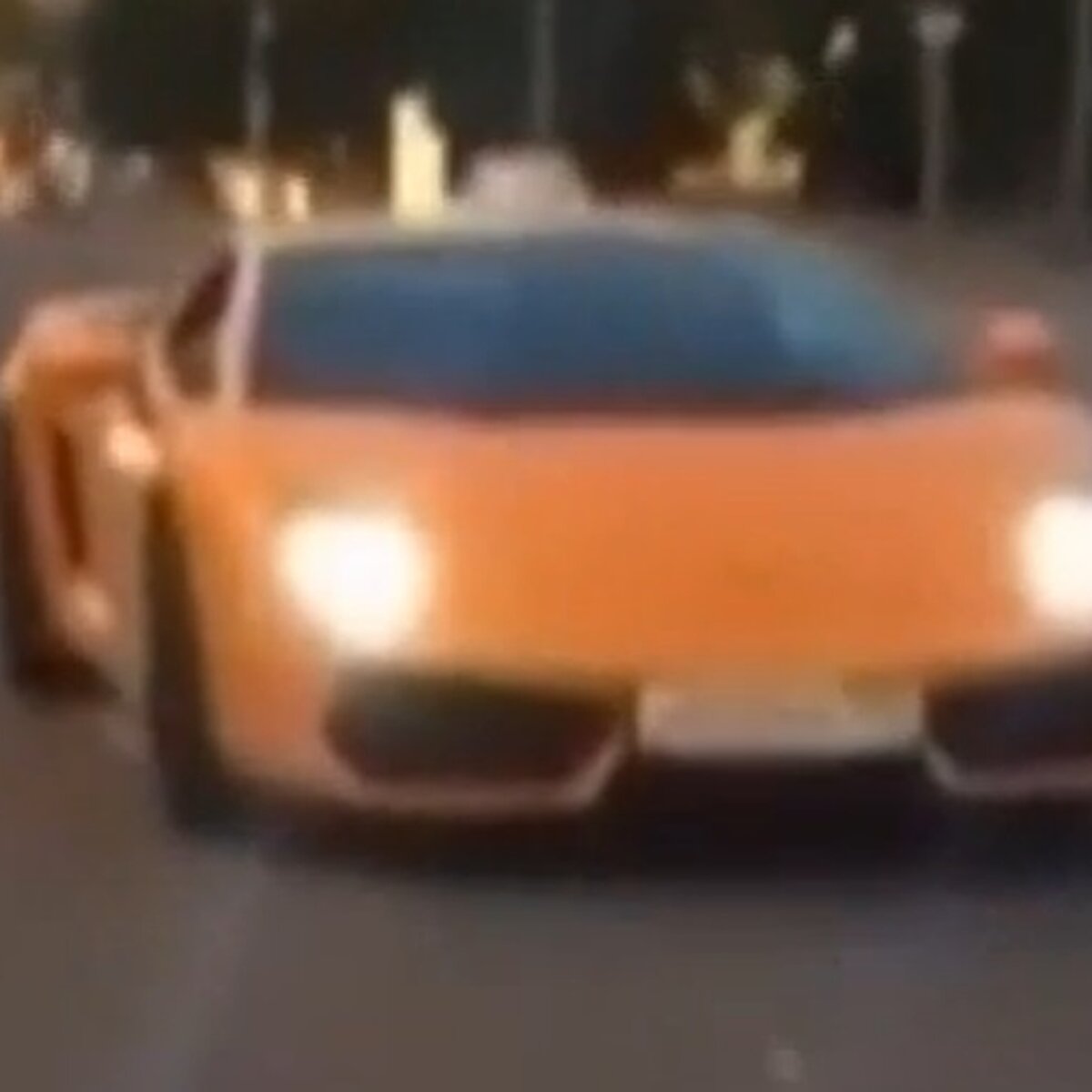 Девушка за рулем Lamborghini 