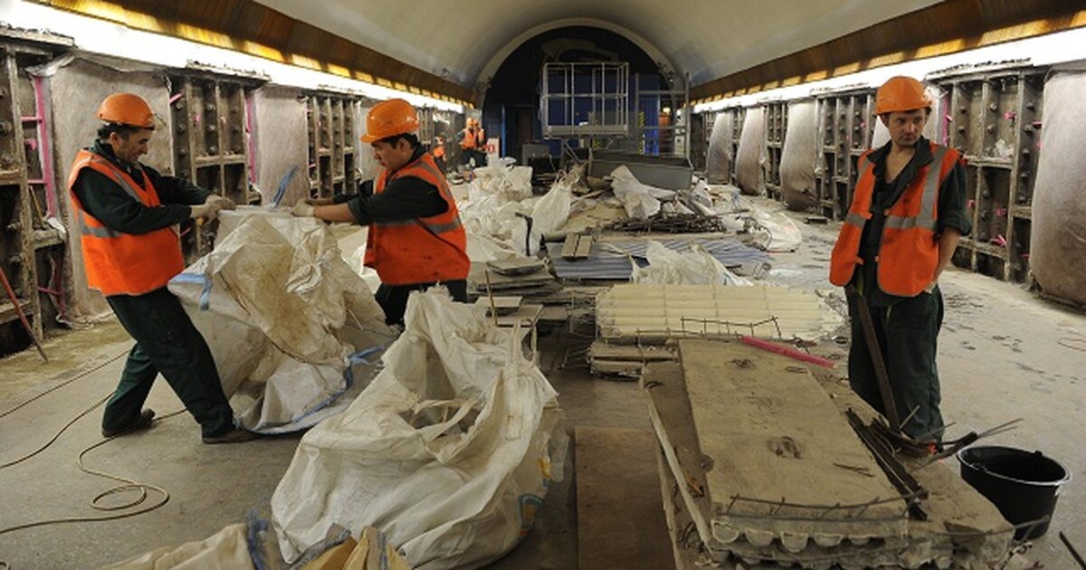 Ремонт метро. Метро Петроградская до ремонта. Петроградская метро Виктор Белов. Метро Петроградская ремонт.