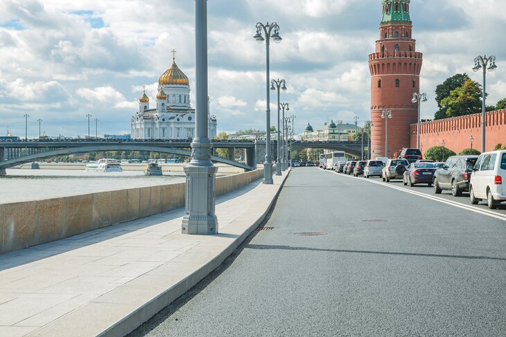 Московский берег. Кремлевская набережная Москва стройка. Благоустройство Набережных у Кремля Москва. Квадратные столбики на кремлёвской набережной. Полнолуние Москва набережная Пречистенская.