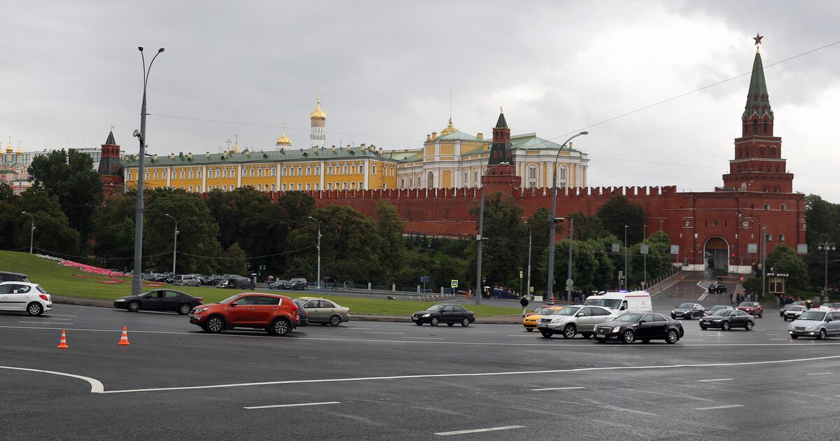 В москву войдут города. Боровицкая площадь в Москве. Кремлевская стена вблизи. Боровицкая площадь в Москве 2011 год фото. Дорога возле Кремля фото.