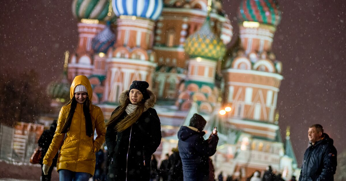 Фото человека в москве. Москва зима люди. Люди в Москве зимой. Люди на красной площади зимой. Холодная зима в Москве.