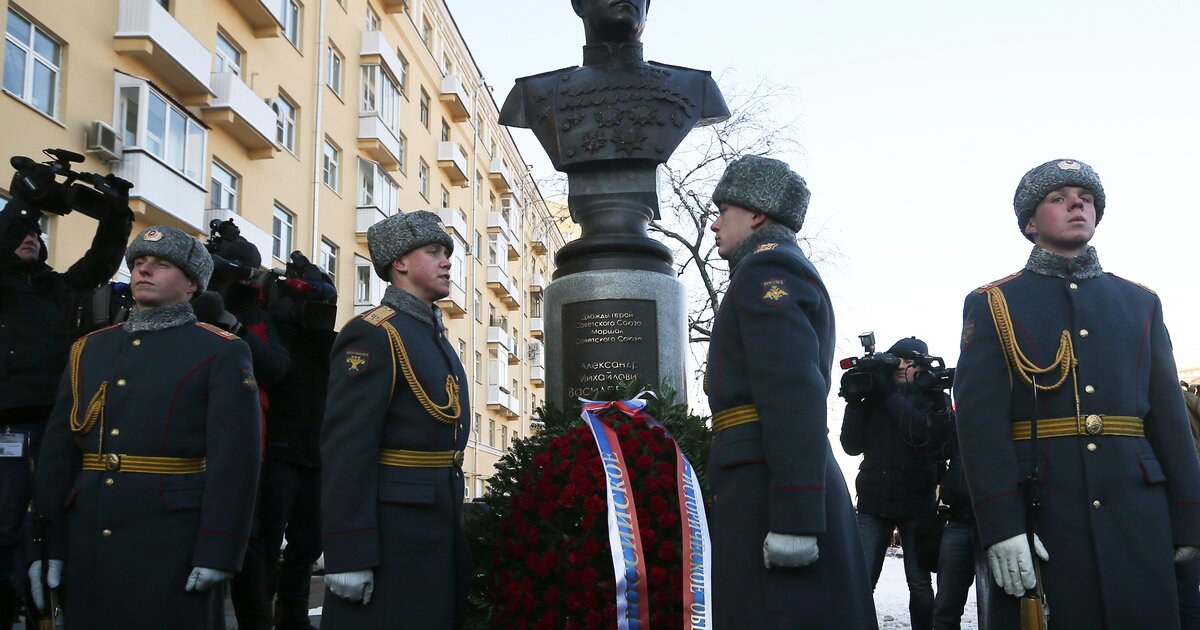 Маршал новости. Бюст маршалу Василевскому в Москве. Памятник Александру Василевскому в Москве. Бюст Маршала Василевского Щукино. Маршалы СССР В честь которых есть памятники.