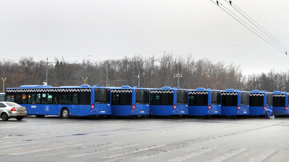 Место посадки на наземный транспорт у станции метро 