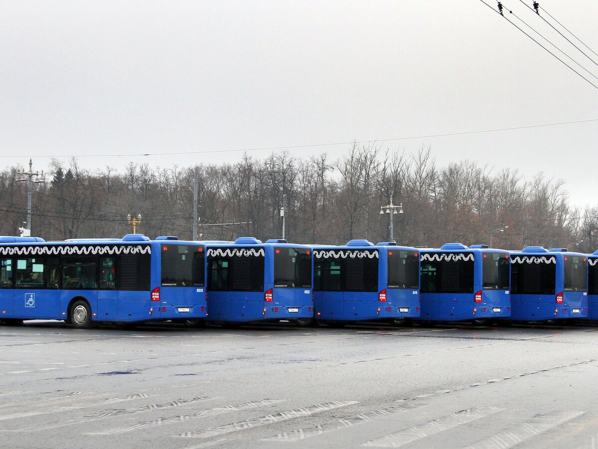 Место посадки на наземный транспорт у станции метро 